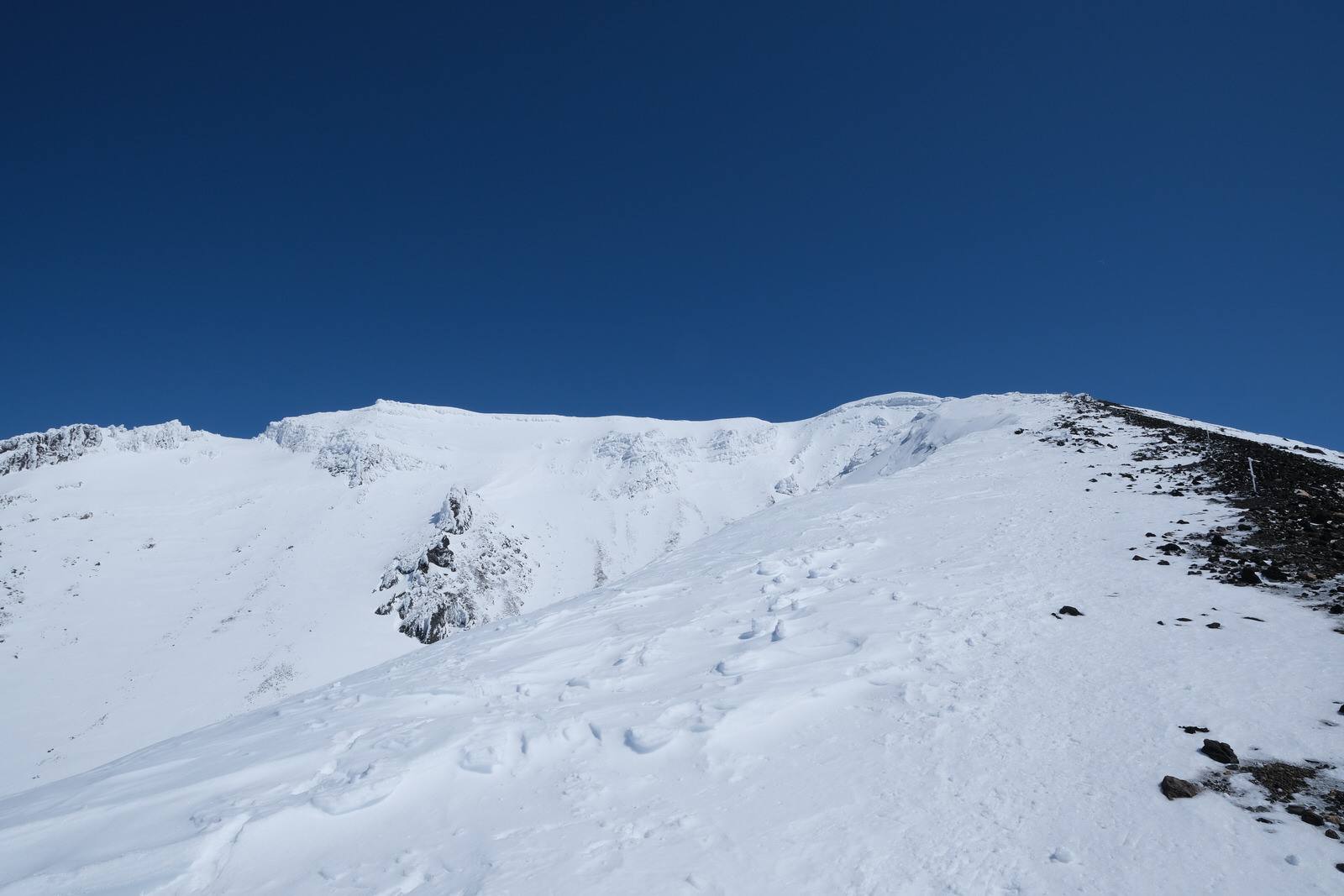 残雪期 雪山登山 旭岳 大雪山 噴煙雪原ハイク 静かな山の頂へ