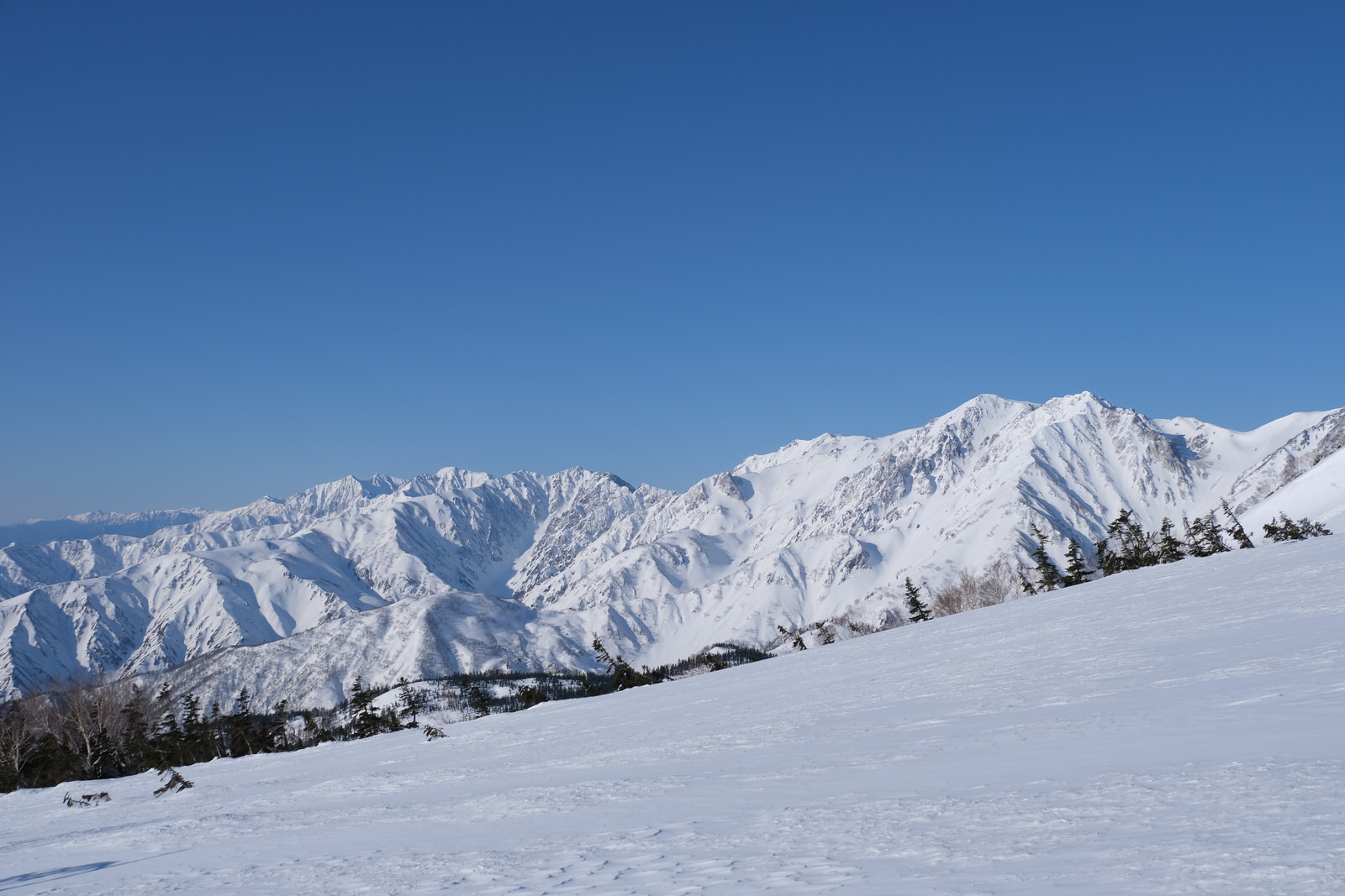 残雪期 雪山登山 白馬岳 完全氷結した白馬大池を越えて 静かな山の頂へ