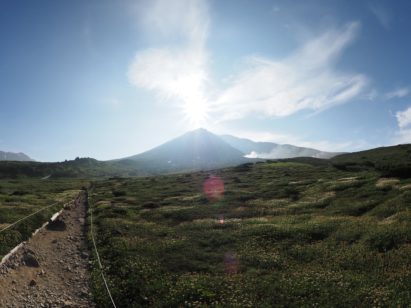 夏山登山 大雪山縦走 お花畑と広大な大地 静かな山の頂へ
