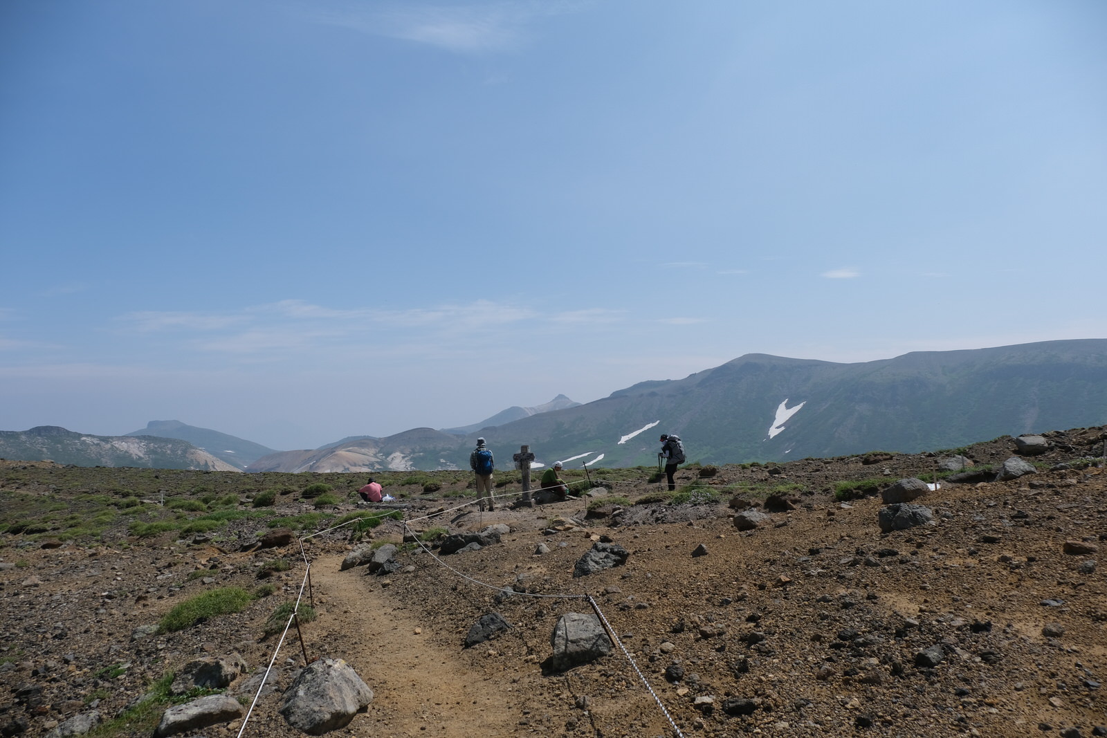 夏山登山 大雪山縦走 お花畑と広大な大地 静かな山の頂へ