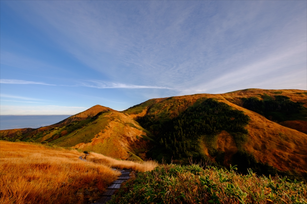 紅葉登山 巻機山 なだらかな稜線を覆いつくす紅葉の大絨毯 静かな山の頂へ