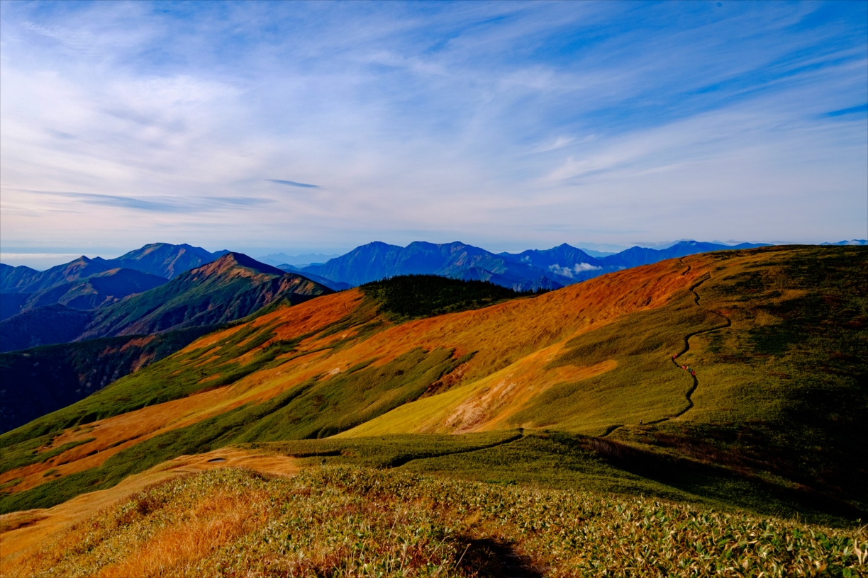 紅葉登山 巻機山 なだらかな稜線を覆いつくす紅葉の大絨毯 静かな山の頂へ